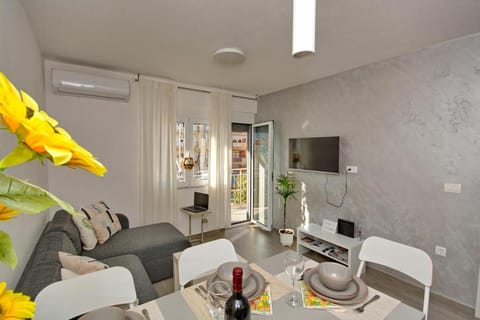 Lola - New, best located, elegant & super tidy Apartment in Dobrota