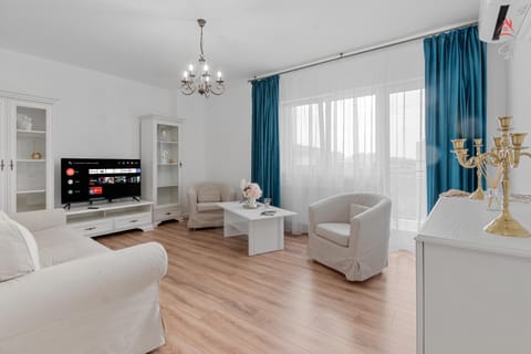 Communal lounge/ TV room, TV and multimedia, Living room, Seating area, Evening entertainment