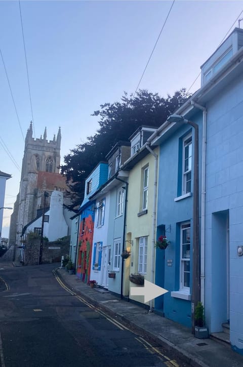 Property building, Day, Neighbourhood, Landmark view, Street view, Location