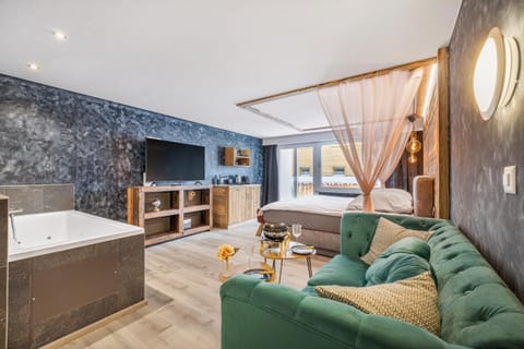 Bed, Hot Tub, TV and multimedia, Kitchen or kitchenette, Living room, Seating area, Bedroom