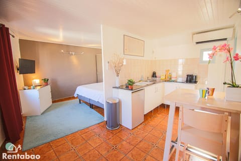 Kitchen or kitchenette, Living room, Photo of the whole room, Decorative detail, Seating area, Dining area, Bedroom, Communal kitchen