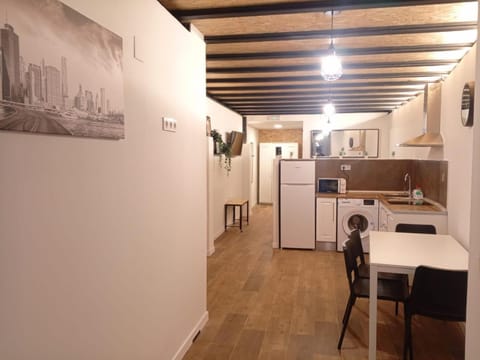 Kitchen or kitchenette, Dining area, stove