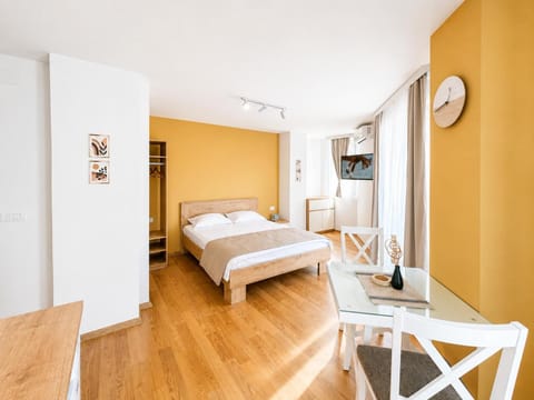 Bed, TV and multimedia, Seating area, Dining area, Bedroom, air conditioner