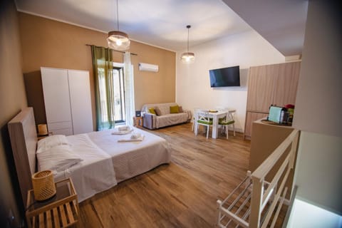 Communal lounge/ TV room, TV and multimedia, Seating area, Bedroom, towels, air conditioner