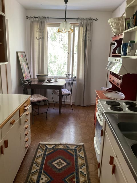 Makuuhuone retrohenkisessä taiteilijakodissa - Tampere Kaleva Vacation rental in Finland