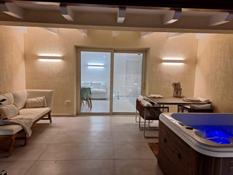 Hot Tub, Dining area