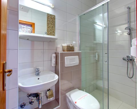 Shower, Toilet, Bathroom, Bath, towels