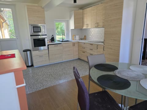 Appartement entier de 67 mettres carrés Apartment in Bourgogne-Franche-Comté