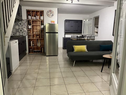 Kitchen or kitchenette, Seating area, oven, stove