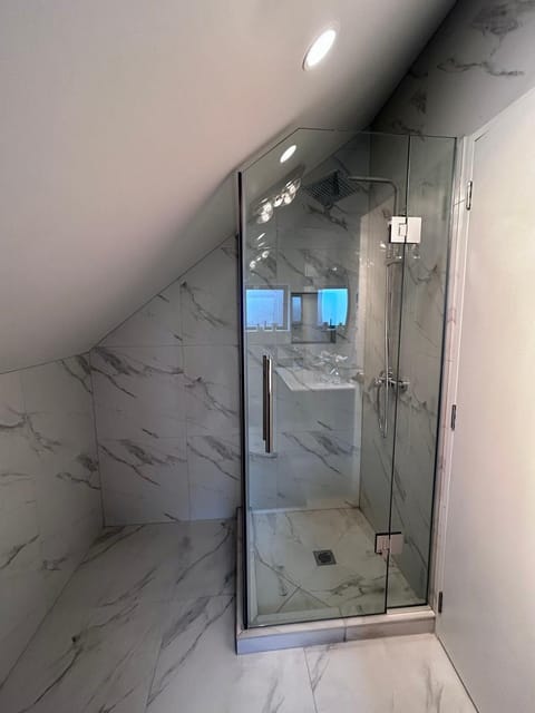 Cozy Top-Floor Stay with Private Bathrooms & Free Parking Bed and Breakfast in Auckland