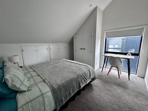 Cozy Top-Floor Stay with Private Bathrooms & Free Parking Bed and Breakfast in Auckland