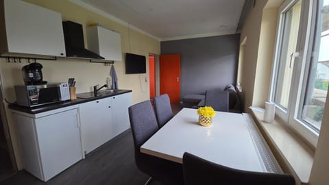 Kitchen or kitchenette, Living room