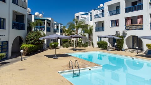 Property building, Garden, Pool view, Swimming pool, sunbed