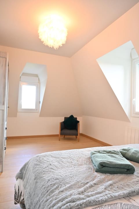 Bed, Bedroom, towels