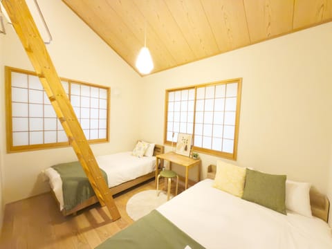 Bed, Photo of the whole room, Seating area, Bedroom