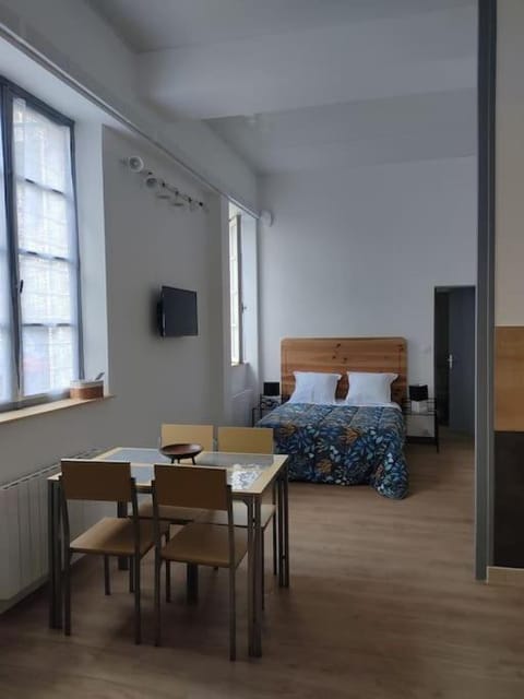 Bed, Dining area, Bedroom