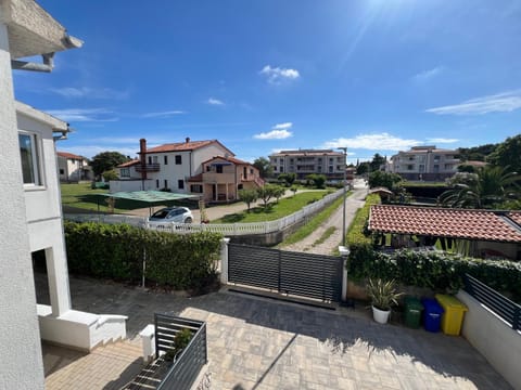 Neighbourhood, Street view