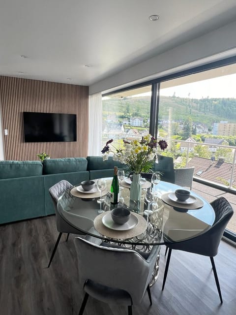 Communal lounge/ TV room, TV and multimedia, View (from property/room), Balcony/Terrace, Living room, Seating area, Dining area, Evening entertainment