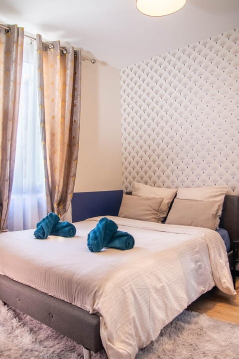 Bed, Photo of the whole room, Bedroom, towels