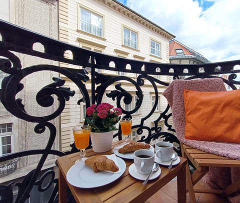 Patio, Balcony/Terrace, Living room, Food and drinks, Seating area, Food, City view, Breakfast