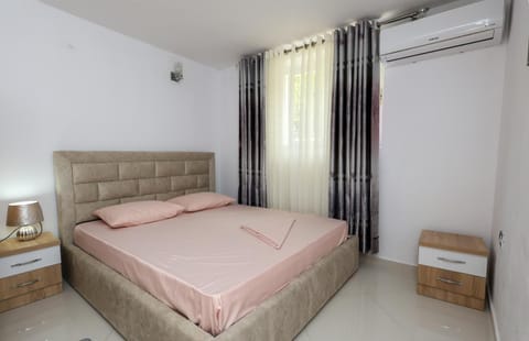 Bed, Photo of the whole room, Bedroom, air conditioner