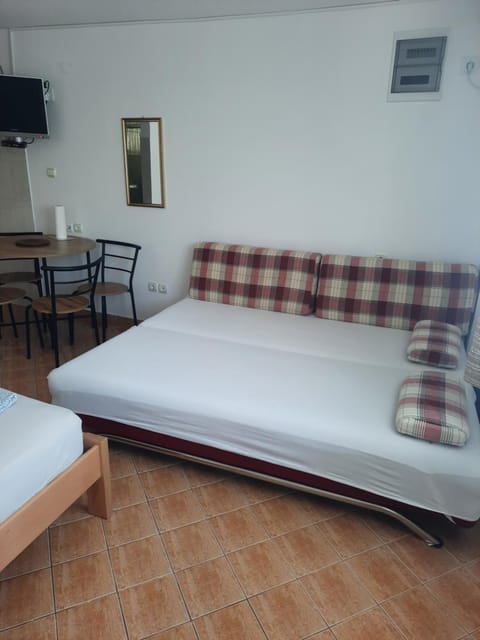 TV and multimedia, Seating area, Bedroom