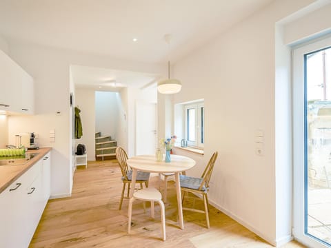 Kitchen or kitchenette, Seating area, Dining area