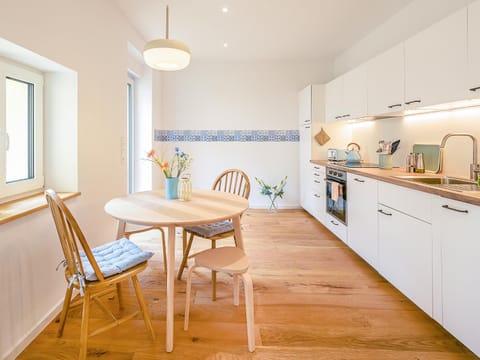 Kitchen or kitchenette, Dining area, stove