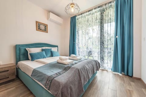 Bed, Bedroom, towels