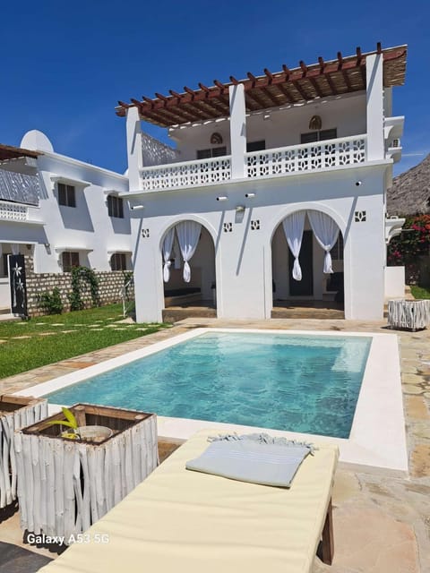 Property building, Patio, Day, Pool view, Swimming pool, sunbed