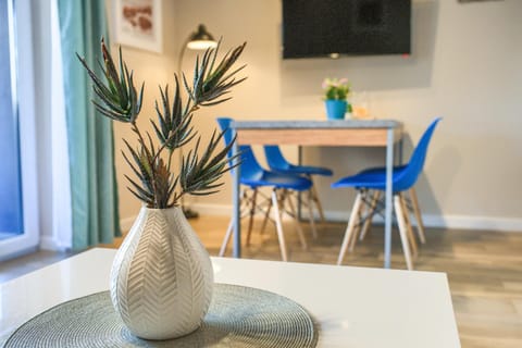 TV and multimedia, Seating area, Dining area