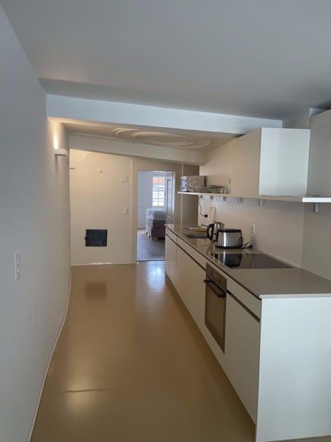 Coffee/tea facilities, Kitchen or kitchenette, microwave, stove, toaster