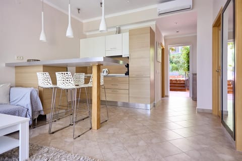 Kitchen or kitchenette, Living room, Seating area, Dining area, pet friendly, air conditioner