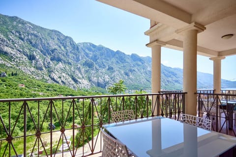 Natural landscape, View (from property/room), Balcony/Terrace, Balcony/Terrace, Dining area, Mountain view, Sea view