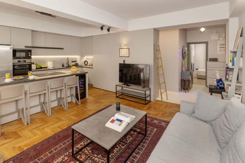 TV and multimedia, Coffee/tea facilities, Kitchen or kitchenette, Living room, Seating area, Dining area, dishwasher, oven, stove