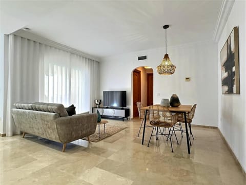 TV and multimedia, Kitchen or kitchenette, Living room, Seating area, Dining area