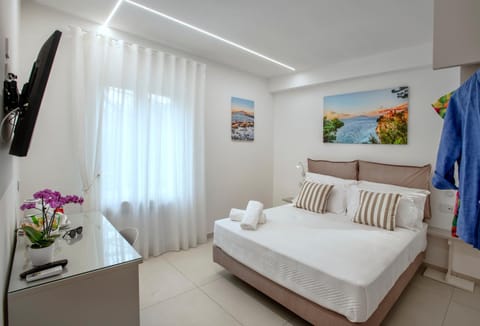Bed, TV and multimedia, Photo of the whole room, Bedroom, towels