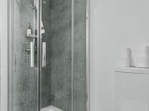 2 - Bed Haven with Free Parking Apartment in Birmingham