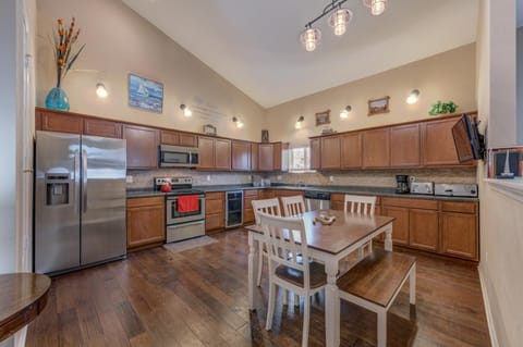 Dining area, kitchen