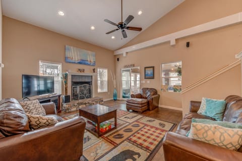 Communal lounge/ TV room, Living room, fireplace