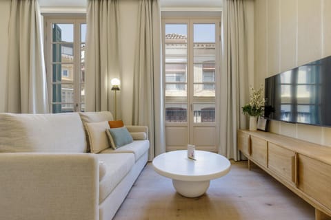 Communal lounge/ TV room, TV and multimedia, Living room, Seating area, Evening entertainment