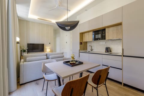 TV and multimedia, Kitchen or kitchenette, Living room, Seating area, Dining area, minibar, oven, pet friendly, stove, toaster