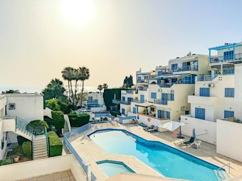 Property building, Garden, Pool view, Swimming pool, sunbed
