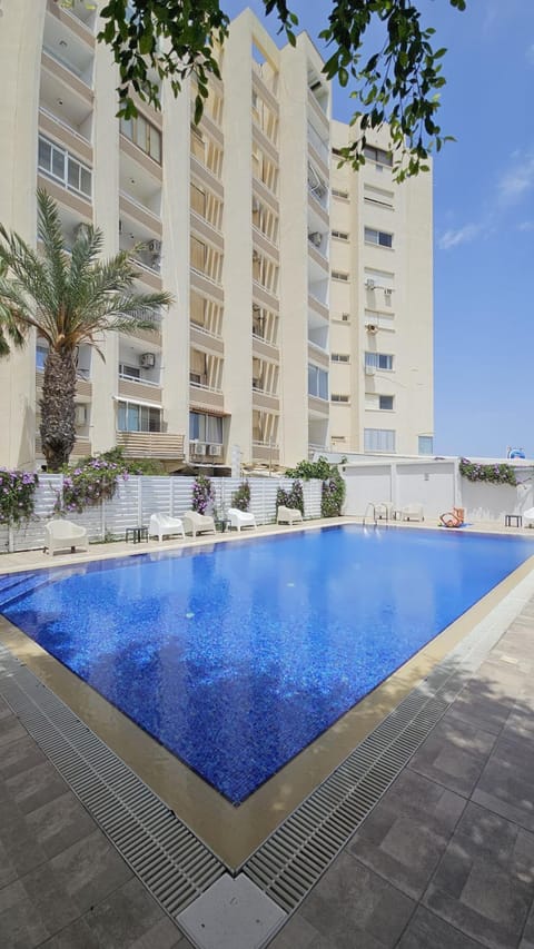 Property building, Day, Pool view, Swimming pool, sunbed