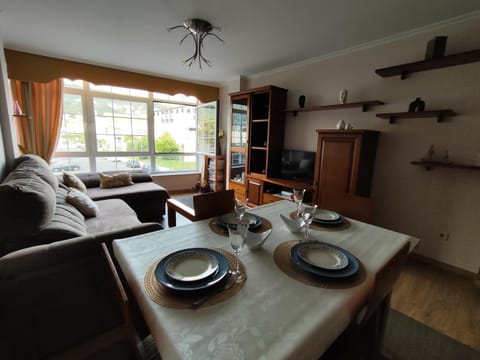 Communal lounge/ TV room, TV and multimedia, Living room, Seating area, Dining area