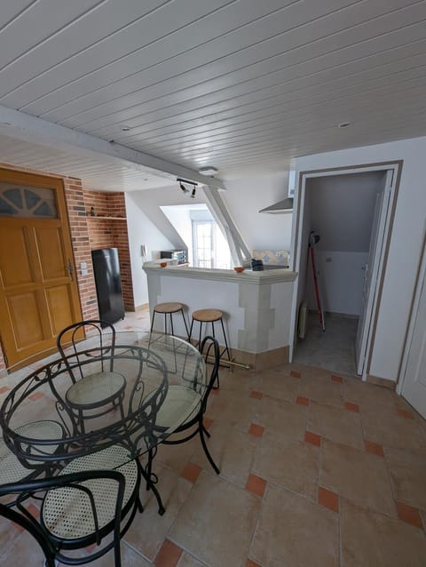 Kitchen or kitchenette, Lounge or bar, Dining area, flat iron, internet, stove