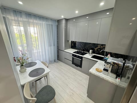 Kitchen or kitchenette, Dining area, oven, pet friendly, stove