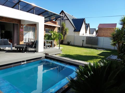 Garden view, Pool view, Swimming pool, sunbed