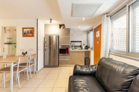 Kitchen or kitchenette, Living room, Seating area, Dining area, oven, stove