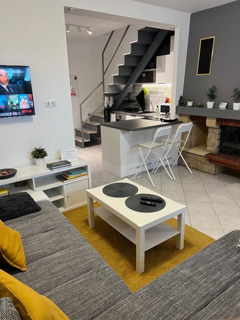 TV and multimedia, Kitchen or kitchenette, Living room, Seating area, Dining area, kitchen
